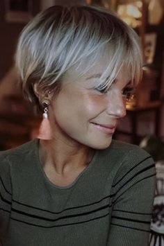 One Length Pixie Haircut, Short Blonde Haircuts Pixie, Pixie Fine Hair, Bob Hair Ideas, Pixie Haircut Ideas, Short Hair Trends, Messy Short Hair, Edgy Short Hair, Hair Affair