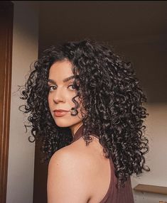 3b Curl Haircut, 2b Medium Length Hair, Curly Hair Shapes Natural Curls, Round Curly Haircut Long, Curly Haircut No Bangs, Curly 3b Haircut, Curly Hair With Short Layers, Medium Length 3b Curly Hair, Curly Hair 3b Haircuts