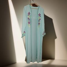 Découvrez notre magnifique kimono traditionnel marocain, méticuleusement fait à la main dans un somptueux bleu profond. Chaque pièce est un chef-d'œuvre d'artisanat, combinant des techniques ancestrales et des motifs authentiques. Ce kimono en tissu de haute qualité allie confort et élégance, parfait pour ajouter une touche de culture et de sophistication à votre garde-robe. Blue Long Sleeve Agbada For Eid, Blue Abaya For Eid, Long Blue Abaya For Eid, Blue Long Abaya For Eid, Long Embroidered Blue Outerwear, Long Blue Embroidered Outerwear, Blue Traditional Abaya For Eid, Blue Traditional Drape Kurta For Summer, Traditional Blue Abaya For Eid