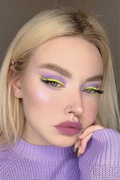 Harry Styles Makeup, Purple Makeup Looks, Purple Eyeliner, Yellow Makeup, Yellow Eyeshadow, Neon Makeup, Eye Makeup Styles, Purple Makeup, Purple Eyeshadow