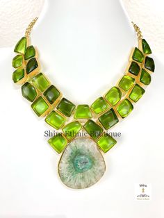 Fusion necklace in dull gold finish with a natural druzy crystal pendant and apple green Monalisa stones. No earrings A very unique, easy to style premium contemporary neck piece. Note: this necklace does not come with earrings Pearl Mala, Big Pearl, Indian Necklace, Druzy Crystal, Bib Necklaces, Kundan Necklaces, Ivory Pearl, Neck Piece, Apple Green