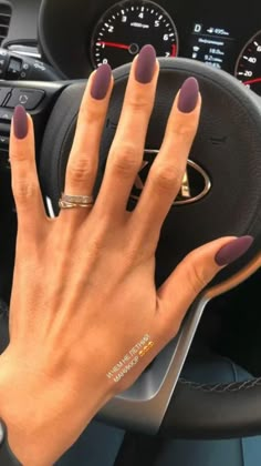 Nail Color That Matches Everything, Oval Nail Color Ideas, Dip Nail Ideas Fall 2022, Round Nails Medium Length, Dip Almond Shape Nails, Short Oval Nails Ideas Winter, Earth Tone Nails Colors, Fall Nails Tan Skin, Matte Manicure Ideas