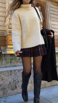 Sixth Form Outfits, Chique Outfit, Skirt And Boots, Skandinavian Fashion, Chique Outfits, Looks Street Style, Blair Waldorf, Mode Inspo, Plaid Skirt