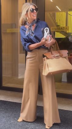 Outfit Ideas With Beige Pants, Classic Style Outfits, People Talking, Casual Outfit Inspiration, Casual Day Dresses, Elegante Casual, Looks Street Style, Casual Chic Outfit, Fashion Mistakes