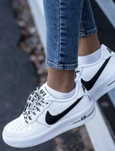 @Maria Agustina Black Nike Shoes, Hipster Man, Skagen, New Sneakers, Black Nike, Street Styles, Suho