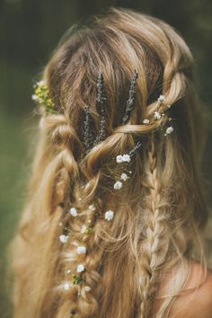 Cottagecore Hair Wedding, Hairstyles Fantasy Fairytale, Unconventional Wedding Hairstyles, Fairy Vibe Wedding, Forest Core Wedding Dress, Woodland Fairy Halloween Costume, Fairy Cake Wedding, Wedding Fairy Hairstyles, Natural Wavy Hair Bride