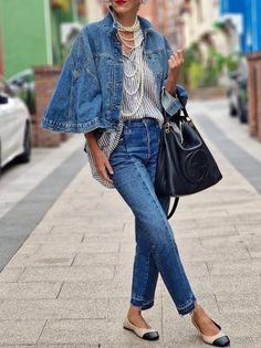 Casual Denim Shirt, Over 50 Womens Fashion, Autumn Fashion Casual, Denim Coat, Mode Inspiration, Casual Denim, Denim Outfit, Cloak, Outfits Casuales