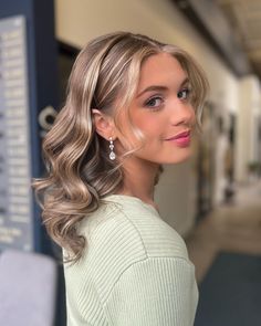 Todo el mundo está enamorado de estos 20 bonitos peinados para pelo medio Hollywood Curls Bridesmaid, Old Hollywood Prom Hair, Hollywood Waves Prom, Fale Hollywood, Formal Hair Down, Hair Down Styles, Curled Hairstyles For Medium Hair, Prom 23