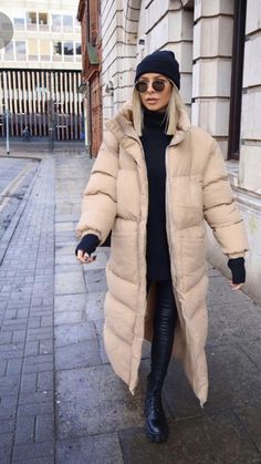 Long Tan Puffer Jacket Outfit, Cream Puffer Jacket Outfit, Cream Puffer Jacket, Beige Puffer, Winter Jacket Outfits, Mode Mantel