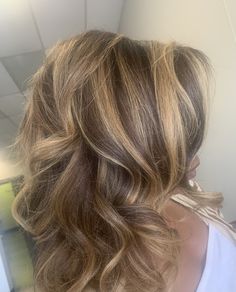 Haircolor Curly Hair Colour, Brown With Blonde Highlights Bob, Honey Hair Color Caramel, Blonde Highlights Black Women, Dimensional Aesthetic, Carp Tattoo, Dyed Curly Hair, Honey Brown Hair