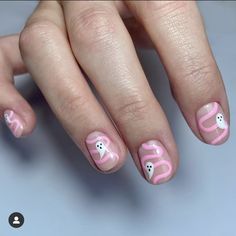 Gel Nails Ideas October, Cute Pastel Halloween Nails, Pink Ghost Nails Short, Nails Halloween Aesthetic, Pink Halloween Nails Short, Pink October Nails, Halloween Pedicure Ideas, Pastel Halloween Nails