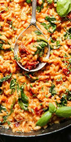 Sun-Dried Tomato and Spinach Risotto - close-up photo. Tomato Risotto Vegan, Tomato Rissoto Recipes, Risotto Sun Dried Tomato, Veggie Risotto Healthy, Risotto Recipes Tomato, Rice Dinners Vegetarian, Tomato Feta Risotto, Vegan Spinach Risotto, Easy Vegan Risotto