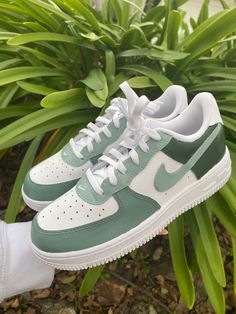 Introducing... the green machine! 3 different shades of green combined into one custom shoe Skor Sneakers Nike, Παπούτσια Nike Free, Wallpaper Nike, Buty Marki Nike, Boty Nike, Skor Sneakers, Trendy Shoes Sneakers, Nike Fashion Shoes, Preppy Shoes