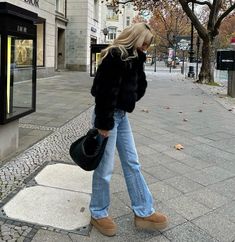 fall, fall inspo, fall outfit, fall outfit inspo, outfit, outfit inspo, school outfit, uggs, cute, cute outfit, aesthetic, aesthetic outfit, pretty, winter, winter inspo, winter outfit, winter outfit inspo, brandy melville, aesthetic fall, aesthetic fall, #fall #inspo #fallinspo #winterinspo #outfit #outfitinspo #aesthetic #birkenstocks #brandymelville Gatlinburg Winter Outfits, Black Jeans Winter Outfit Casual, Going Out In Winter Outfits, Zoo Date Outfit Winter, New York Winter Outfit Ideas, Outfits To Wear In Chicago Winter, Casual Hockey Game Outfit, Fall Winter 2024 Shoes, Copenhagen Winter Outfit