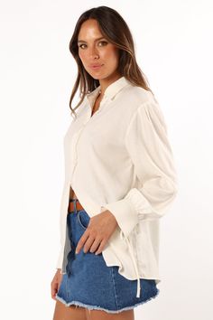 DETAILS
 Meet your new wardrobe star - a frayed trim blouse that brings together function and fashion in a playful, trendy style. This chic top features a pristine collar and functional buttons cascading down the front, offering a fashionable edge to your everyday looks.
 
 collared
 
 functional buttons down front
 long sleeves with tie close cuff
 relaxed fit
 frayed trim
 unlined
 material - 70% viscose / 30% linen
 
 
 
 
 
 
 
 
 
 SIZING
 
 model is 5' 5" and wears a Size XS
 model stats: Clothing Details, Chic Top, Button Up Top, Trendy Style, New Wardrobe, Everyday Look, New Day, Spring Fashion, Trendy Fashion