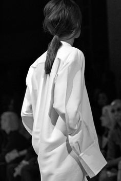 world's epitome of a classic oversized white collar shirt. #cuffs Minimal Style Outfits, Balenciaga Shirt, Oversized White Shirt, White Collared Shirt, White Shirts Women, Minimal Classic