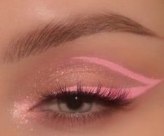 Barbie Core Makeup Look, Vintage Eyeshadow Looks, Cute Eyeshadow Ideas Colorful, Valentine Makeup Easy, Pink Princess Makeup Looks, Make Up Pink Eyes, Barbie Eyeliner, Colourful Makeup Looks Creative, Fun Makeup Looks To Recreate