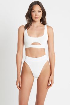 Trendy White Seamless Swimwear, White Seamless Swimwear For Beachwear, Modern Bra-friendly Swimwear For Beach, Chic Seamless Swimwear For Poolside, White Seamless Beachwear Swimwear, Modern Seamless Swimwear For Beach, White Seamless Swimwear, Modern Seamless Swimwear For Pool, Modern White Swimwear For Beach