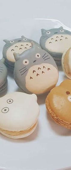 there are many cookies decorated to look like cats