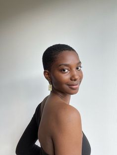 Short Hair Women Photoshoot, Black Models With Short Hair, Buzzcut Black Women, Black Bald Women, Natural Hair Pixie Cut, Melanin Skin