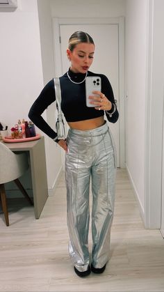 Outfit Fiesta, Silver Pants, Look Festival, Bar Outfit, Fiesta Outfit, Cold Outfits