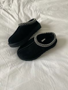 Ugg Slippers Tasman Black, Black Tazz Ugg, Ugg Tazz Noir, Uggs Slippers Tasman, Uggs Tasman Black, Black Tazz Slipper Outfit, Black Uggs Aesthetic, Uggs Cute, Ugg Tasman Slippers Outfit Black Women