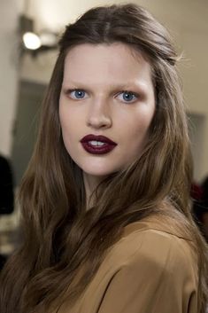 10 peinados de backstage para ir a trabajar, por Bette Franke Brilliant Brunette, Burgundy Lips, Lipstick For Fair Skin, Runway Hair, Hair Color Options, Runway Beauty, Backstage Runway