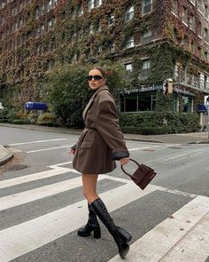 Brown Handbag Outfit, Oversized Brown Blazer, Brown Blazer Outfit, Bag Jacquemus, Fashion Winter Outfits, Winter Fashion Cold, Jacquemus Bag, Fall Winter Trends, Daily Fashion Inspiration