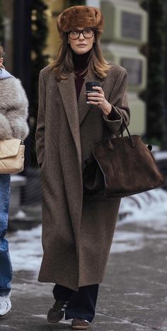 Trench Coat Street Style, Fall Winter Wardrobe, Autumn Street Style, Casual Chic Outfit, Casual Winter Outfits, Winter Looks, Hat Fashion