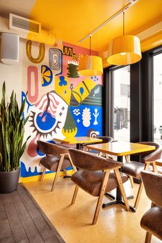 Resto ouest-africain coloré de la Ville de Québec Restaurant Mural, Colorful Cafe, Colorful Restaurant, Mural Cafe, Small Restaurant Design, Restaurant Wall Art, Hostels Design, Art Restaurant, Decoration Restaurant