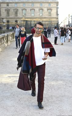 #SimoneMarchetti so unfair you scored the Burberry blanket. Jealous I am. Men’s Scarf Outfit, Scarf Male Outfit, Men Scarf Style Winter, Arabic Scarf Style Men, Men Wearing Scarfs Street Styles, Mode Shoes, Lenny Kravitz