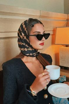 Head Scarf Outfit, Old Money Hairstyles, Scarf Aesthetic, Silk Scarf Style, Silk Scarf Hair, How To Wear Scarves