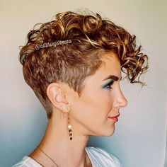 Ein lockiger Pixie Cut, der lang genug ist, um sowohl glatt als auch lockig gestylt zu werden. Diese Frisur verleiht deinem Haar mehr Textur und ist perfekt für Frauen, die etwas Länge und Volumen wünschen. Ideal für einen koketten Look! Permed Pixie, Mom Haircuts, Short Curly Hairstyles For Women, Curly Pixie Hairstyles, Short Curly Pixie, Curly Pixie Haircuts, Curly Hair Photos, Curly Pixie, Short Curly Haircuts