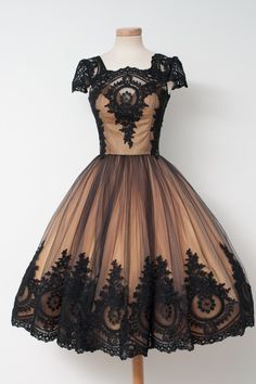 Praline & Caramel dress from Chotronette. It's as if someone joined Victorian aesthetic in a 50s style with a dollop of whimsy. Gaun Koktail, Black Lace Prom Dress, Tulle Homecoming Dress, Cheap Homecoming Dresses, Lucille Ball, Cute Prom Dresses, Prom Dresses Vintage, Short Prom Dress, Sweet 16 Dresses