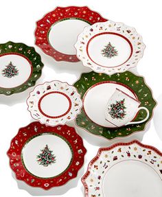 six christmas plates with trees on them, one is green and the other is red