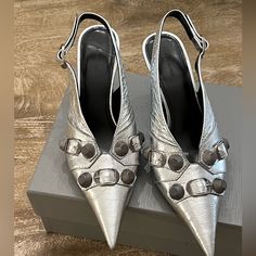 Cagole Sling Pump 8cm Designer Silver Slingback High Heels, Designer Silver Leather Slingback Pumps, Balenciaga Heels, Balenciaga Sandals, Shoes Balenciaga, Balenciaga Black, Balenciaga Shoes, Leather Bows, Studded Leather