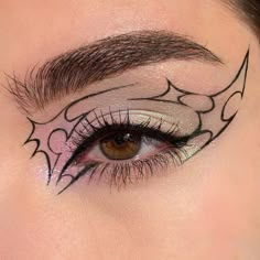 Art Eyeliner, Negative Space Makeup, Negative Space Eyeliner, Sharp Eyeliner, Scene Makeup Looks, Art Makeup, Funky Eyeliner, Easy Graphic Liner