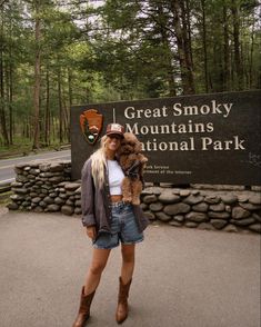 Cowboy Boots Summer Outfit, Cabin Outfit, Tennessee Outfits, Fall Hike, Granola Girl Aesthetic, Colorado Outfits, Mountain Outfit, Camping Aesthetic