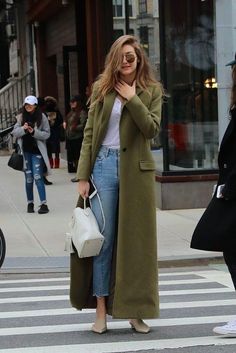 Italian Street Style, Rihanna Street Style, European Street Style, Kendall Jenner Street Style, Gigi Hadid Outfits, Best Winter Coats, Minimal Street Style, Nyc Street Style, Coat Trends