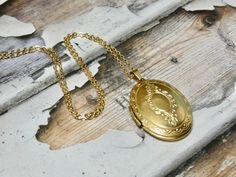 This gold oval locket necklace is a great keepsake necklace. It opens for your favorite two photographs. You will need to find a photo that fits and glue it into place. We do not place the photo in for you and at this time we do not engrave. It's the perfect gift for all ages. These lockets are not vintage, they are new. Unfortunalty it is very difficult to find vintage lockets. I T E M • DETAIL: - PENDANT SIZE: Outside measurements 7/8" x 1 1/4", Inside measurement 5/8 x 7/8 - CHAIN LENGTH: 16" Oval Large Pendant Necklaces For Wedding, Antique Gold Necklace With Oval Cabochon, Antique Gold Oval Cabochon Necklace, Oval Link Locket Jewelry For Keepsake, Keepsake Jewelry Oval Link Locket, Oval Locket Jewelry For Keepsake, Keepsake Oval Link Jewelry With Locket, Keepsake Oval Link Locket Jewelry, Personalized Oval Pendant Locket Necklace