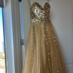 Only Wore 1 Time For A Wedding. Gold Sequent Throughout. I Am 5’5” And Wore 3” Heels. Wore A D34 Strapless Bra. Strapless Formal Dress, Wedding Gold, Strapless Bra, Formal Dress, Strapless Dress Formal, A Wedding, Size 10, Formal Dresses, Womens Dresses