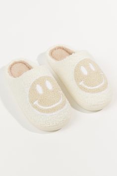 Slippers With Smiley Face, Smily Face Slipper, Cute Slippers Aesthetic, Happy Slippers, Aesthetic Slippers, Preppy Slippers, Slippers Aesthetic, Smile Slippers, Smiley Slippers