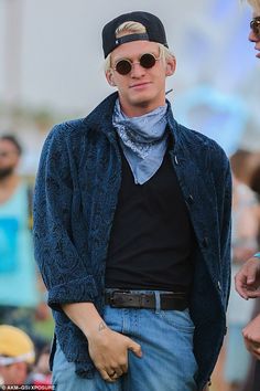 Cody Simpson clutched his crown jewels at the Coachella festival in California on Friday Coachella Party Outfit, Tomorrowland Outfit, Mens Festival Fashion, Techno Outfit, Travel Attire, Bohemian Style Men, Coachella Looks, Festival Outfits Men, Cody Simpson