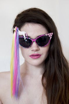 Spangled unicorn sunglasses www.teamconfetti.nl Crazy Sunglasses, Diy Sunglasses, Embellished Sunglasses, Embellished Fashion, Funny Glasses, High Fashion Accessories, Aviator Sunglasses Mens, Oversize Fashion, Vintage Eyewear