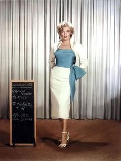 Photo: Niagara 1952 Directed by Henry Hathaway Marilyn Monroe : 16x12in Marilyn Monroe Casual, Monroe Outfits, Marilyn Monroe Outfits, Marilyn Monroe Poster, Fashion Fails, Marilyn Monroe Photos, Vogue Covers, Norma Jeane, Fashion Mistakes