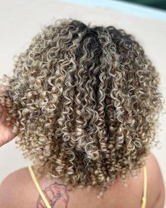 Full Head Highlights Curly Hair, Cool Blonde Curly Hair, Full Highlights Curly Hair, Natural Curly Hair Color, Curly Hair Colour Ideas, Blonde Highlights On Dark Hair Curly, Short Curly Hair With Highlights, Highlights In Curly Hair