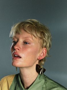 Mod Haircut Women 60s, Queer Pixie Cut, Short French Hair, Wavy Pixie Cut Round Face, Shullet Haircut, Short Queer Haircuts, Female Short Haircut, Queer Mullet, Dyke Hair