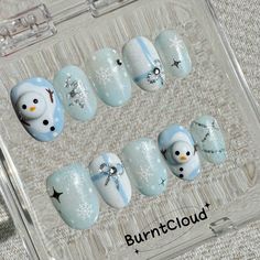 Bienvenue sur BurntCloud Nails ! Tous les presses à ongles sont peints à la main par nos soins, toutes les photos sont prises par nos soins et montrent de vrais produits. (Les couleurs réelles peuvent varier légèrement en raison des sources d'éclairage photographiques et des différences d'affichage à l'écran.) Nous n'utilisons que des matériaux de bonne qualité, c'est pourquoi nos presses à ongles sont sûres, raffinées et durables. Ce ne sont pas des presses brutes fabriquées à la machine.  Si vous n'êtes pas sûr de quelque chose, nous vous répondrons immédiatement (jusqu'à 24 heures).  Veuillez confirmer avant de commander : 1. Choisissez la forme : les formes disponibles pour ce modèle sont répertoriées dans l'option « forme ». 2. Choisissez la taille : le guide des tailles est répertori Winter 3d Nails, Christmas Snow Globe Nails, Melted Snowman Nails, Winter Scene Nails, White And Blue Winter Nails, Christmas Nail Short, Christmas Snowman Nails, Snowman Christmas Nails, Christmas Nails Snowman