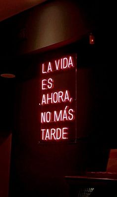 a neon sign that says lavida es ahora, no mas tarde