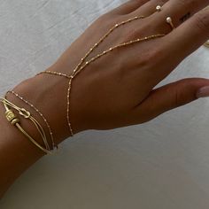 Good shopping.. Gold Fancy Jewellery, Bracelet En Or, Good Accessories, Nails Gold And Silver, Luxury Jewelry Aesthetic, Bracelet Ring Chain, Silver Hand Chain, Good Bracelet, Gold Hand Chain